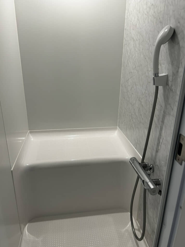 もともとあった浴槽を埋めたように見える腰掛け