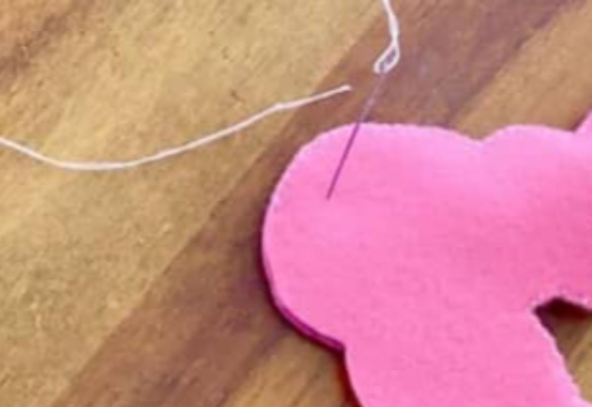 縫い物中のフェルト作家、ふと手を止めて……「私だけじゃないか？」　まさかの作品に「センスが光ってます」「宇宙的に見てもお一人」（1/3） | ハンドメイド ねとらぼ