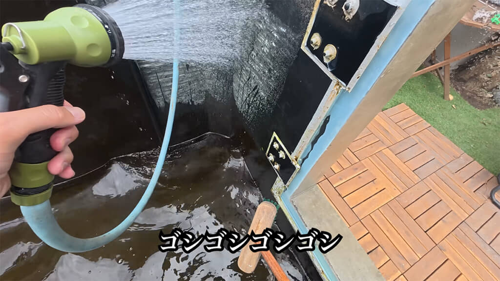 壁のコケはなかなか手ごわい様子