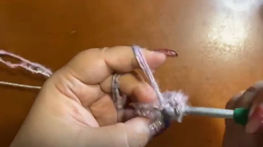 中に指を入れて編むといいとのこと