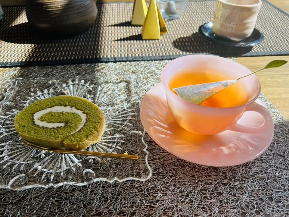 ロールケーキとマグカップ