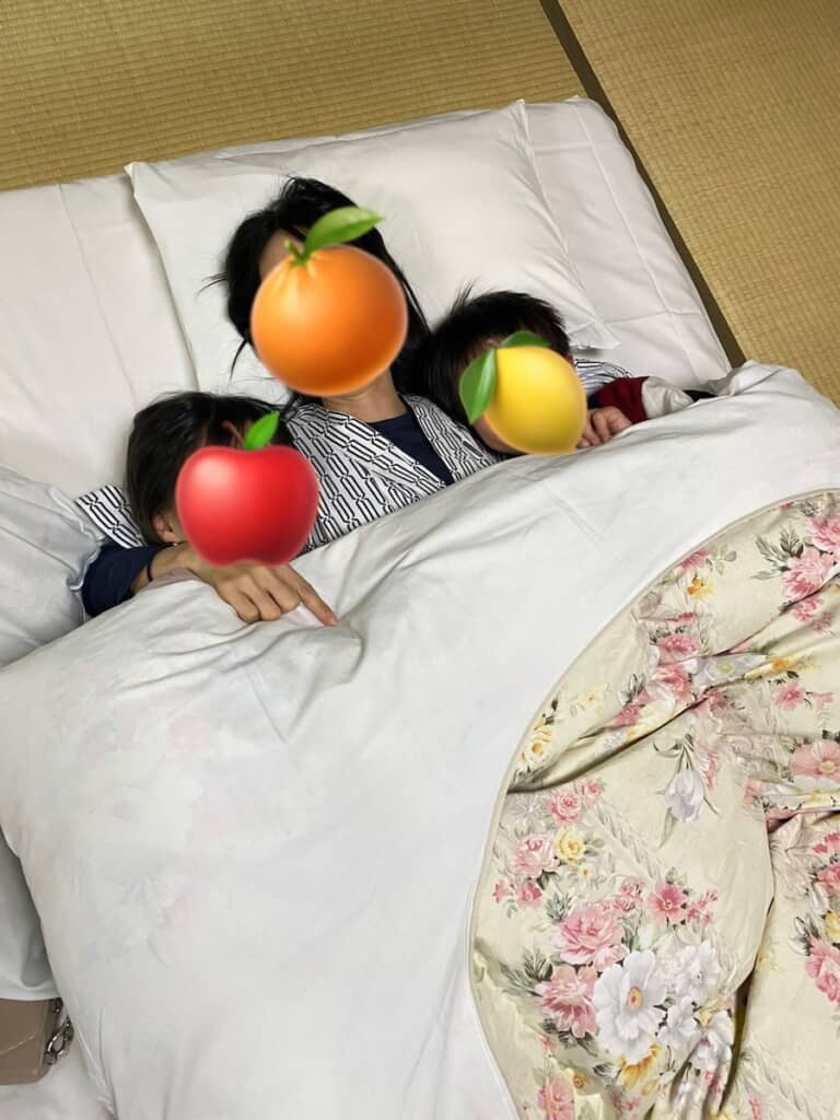 ママの両脇にぴったりくっついて眠る子どもたち