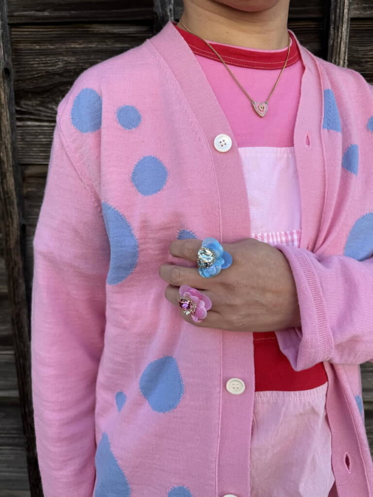 カーディガンと指輪の色合わせもすてき