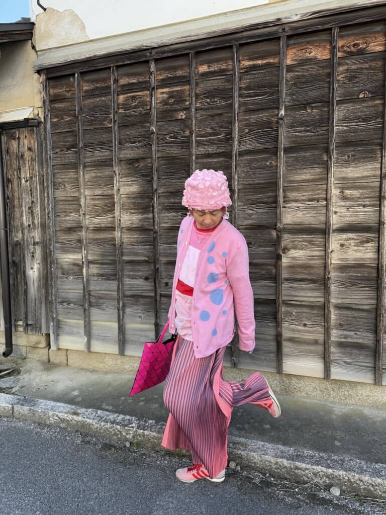 ストライプで強調されるワイドパンツのシルエットもすばらしい