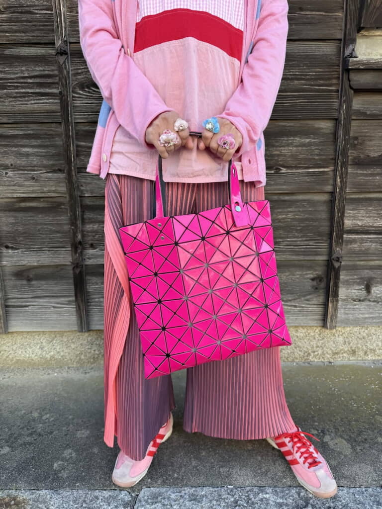 ショッキングピンクのバッグもこのコーデにぴったり