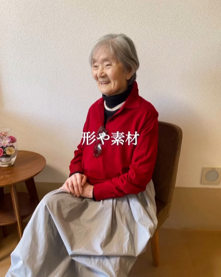 はっきりした色のトップスも合う