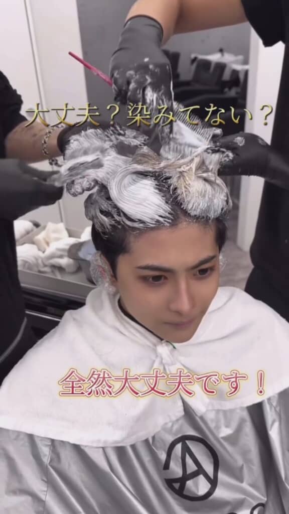 カラー剤を塗っていきます