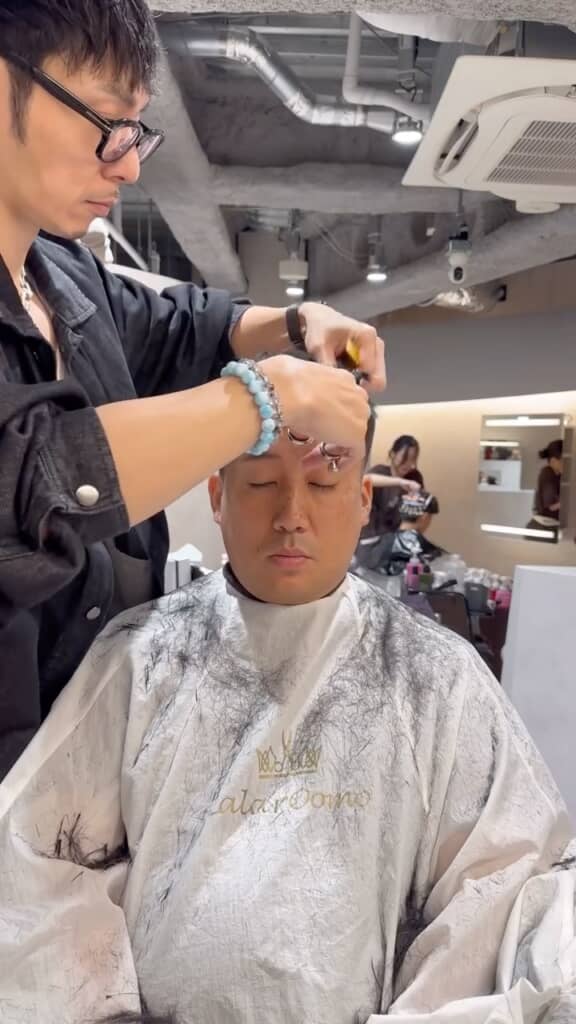 はさみで慎重にカット