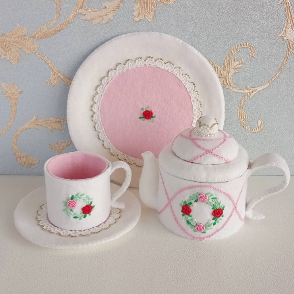 お姫様になった気分になれそうな白いティーセット