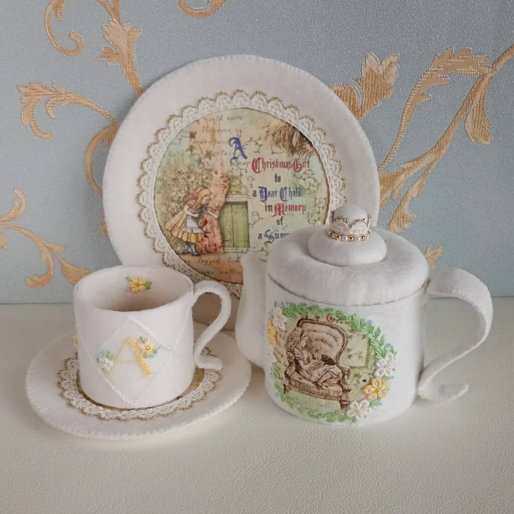 アリスの絵本をモチーフにした夢のようなティーセット