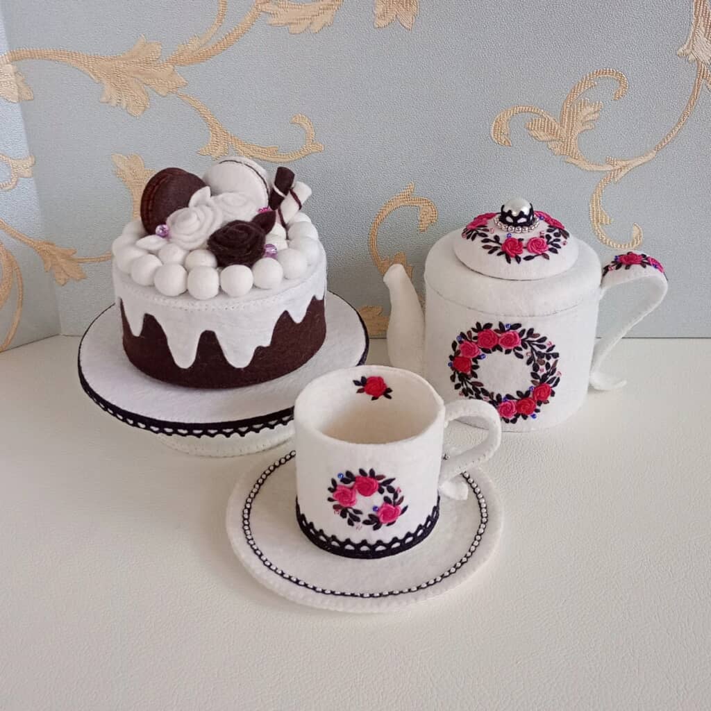 白地に黒と赤いバラのシックなデザイン