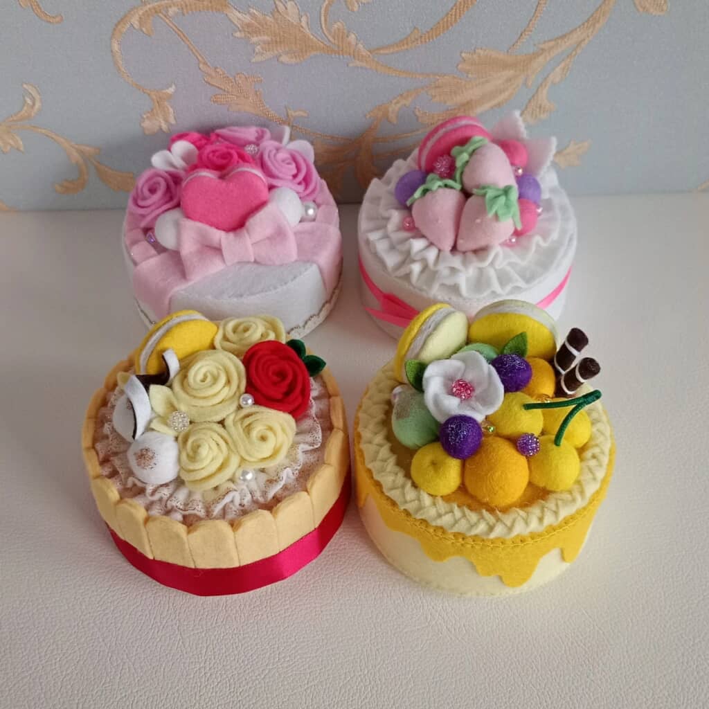 色とりどりのホールケーキ