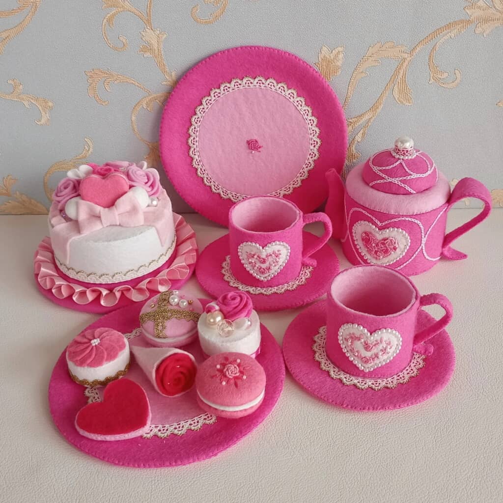 多幸感あふれるピンクのティーセットにはハートのマークが