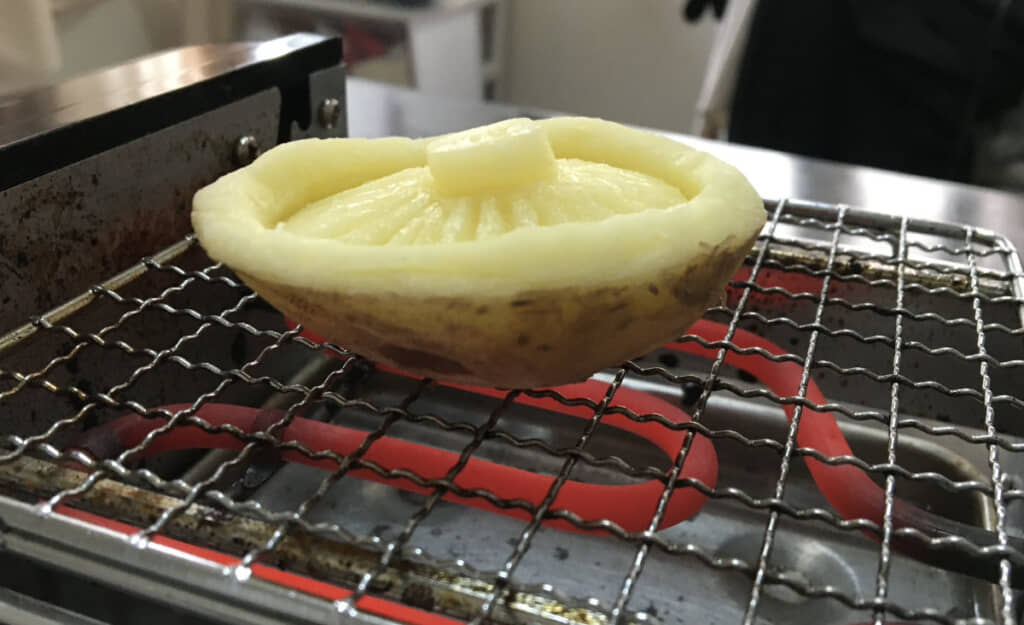 ヒダを上にして網で焼く様子がどう見てもシイタケです