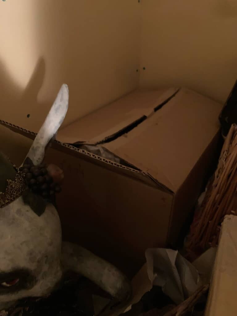 硬いものが入っているというダンボール