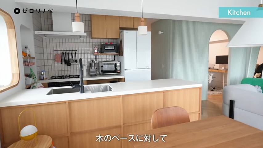 木と白のコントラストが美しいキッチン