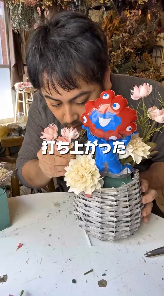 花をオアシスに刺していく