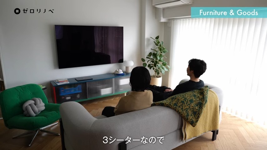 テレビの下にはポップな配色が印象的なキャビネット
