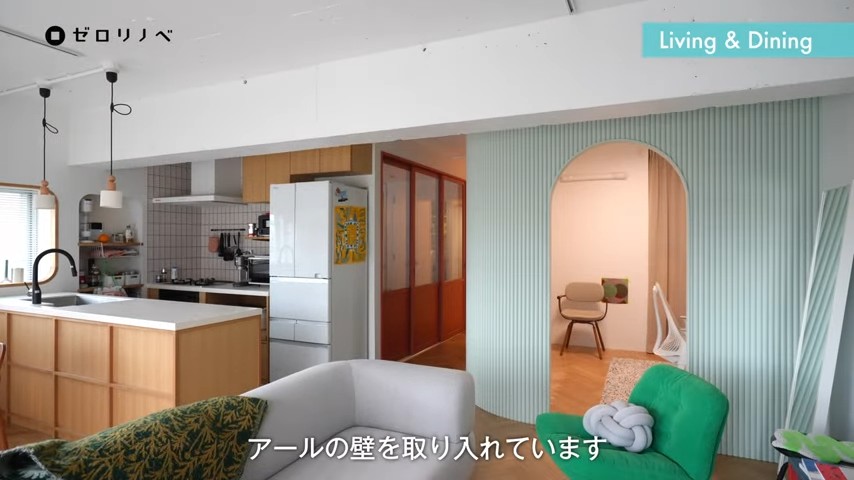 ミントグリーンの壁にアールの入口を設けたワークスペース