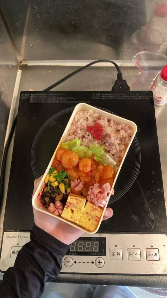 エビチリがメインのお弁当
