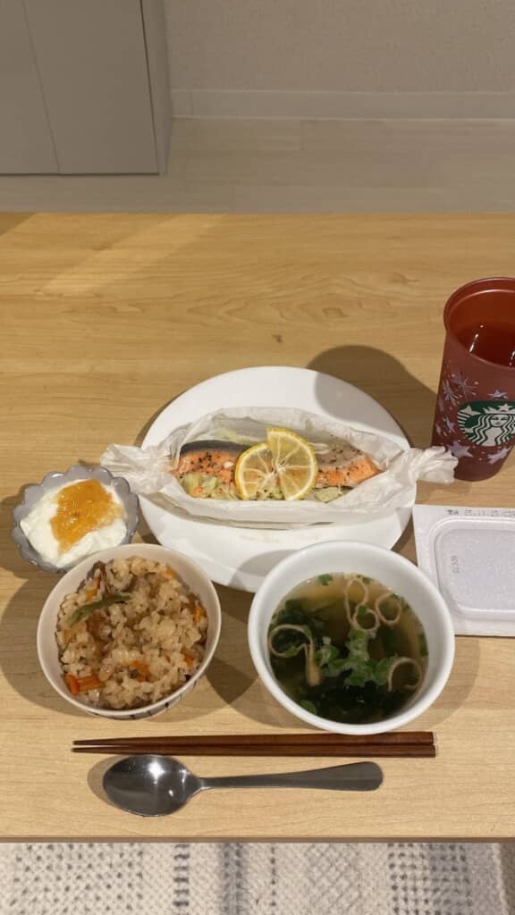 鮭のホイル焼きに炊き込みご飯、わかめのスープ、納豆にフルーツが入ったヨーグルトとボリューム満点