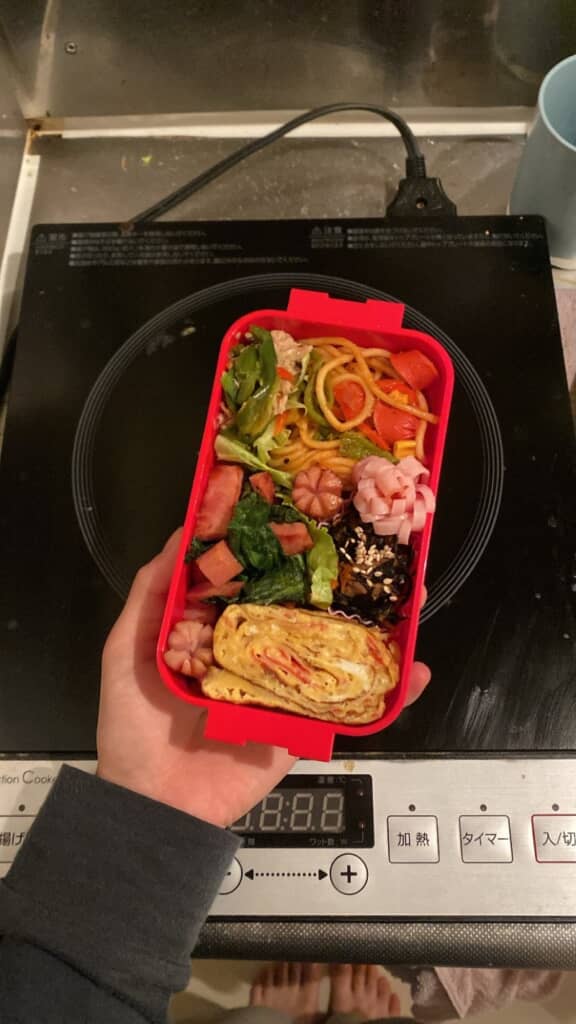 大きな卵焼きと焼きそばが美味しそうなお弁当