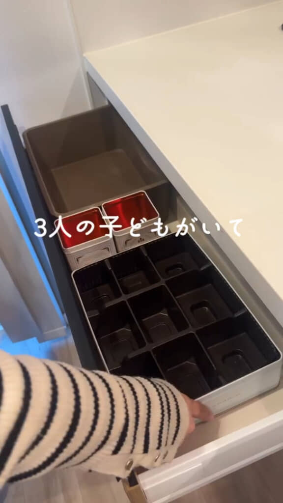 お菓子がバラバラにならないようにまずは引き出し内に容器をセット