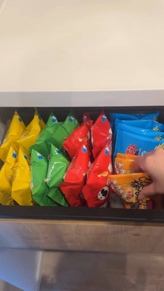 管理しやすいようにお菓子の袋を縦にしてきれいに並べていきます