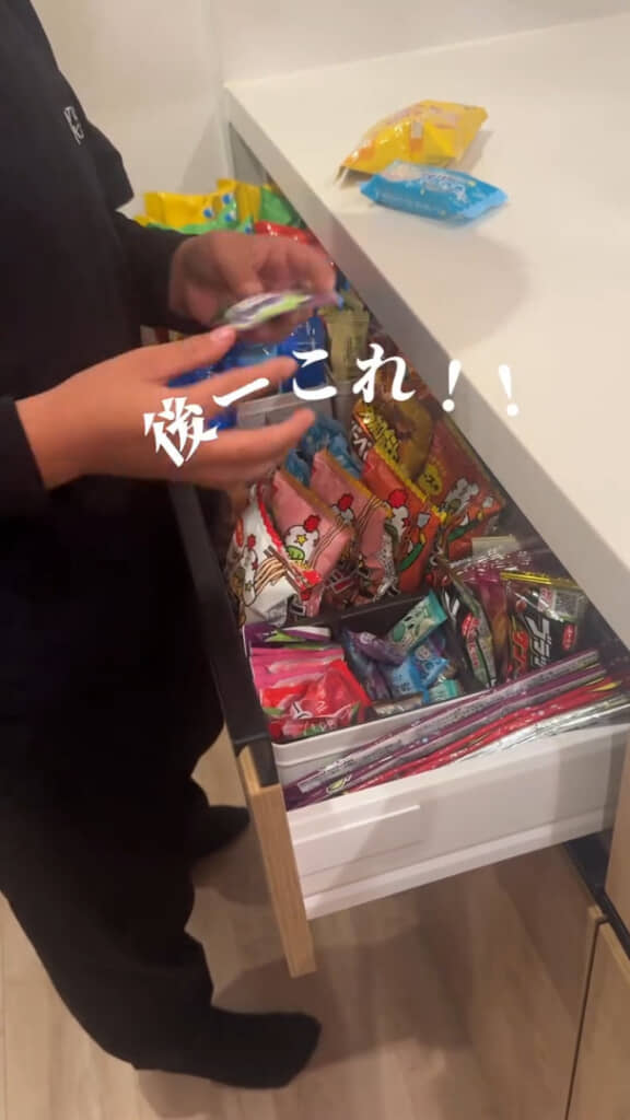 楽しそうに引き出しから3個のお菓子を選ぶ息子さん