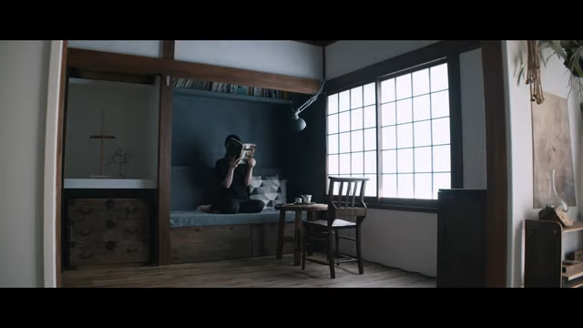 押し入れを改造して作ったソファでくつろぐ