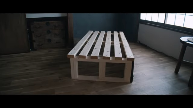 角材で作ったベッドの骨組み