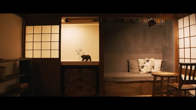 押し入れ上段のインテリアディスプレイに照明が灯っている