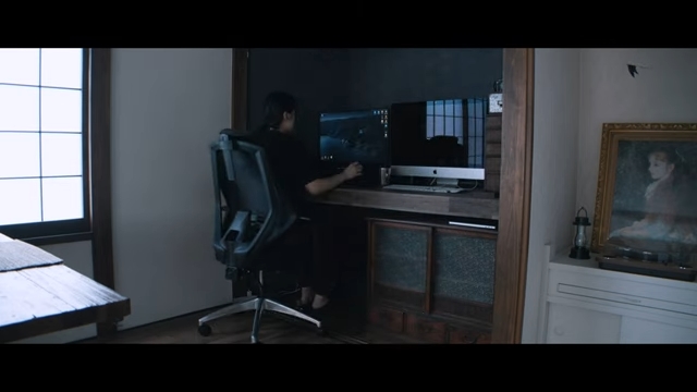 押し入れデスクのイスに座る投稿者