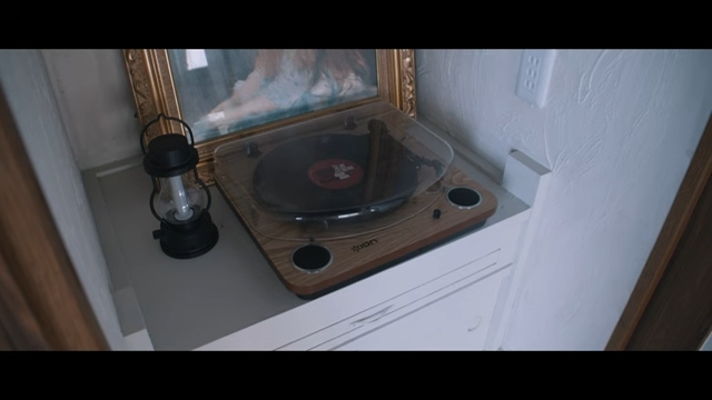 仏間の棚に置かれたターンテーブルとランタン風の照明