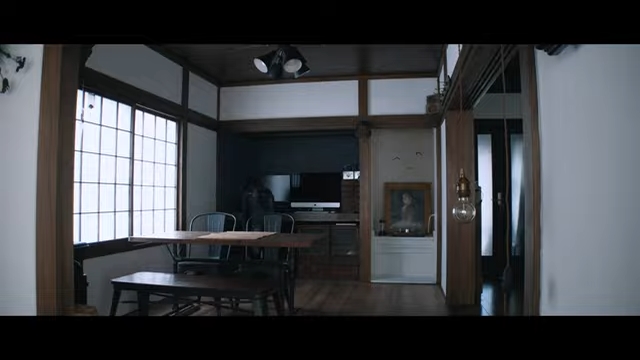 引きで見た「押し入れデスク」。襖を外したことで空間が広く開放的に見えている