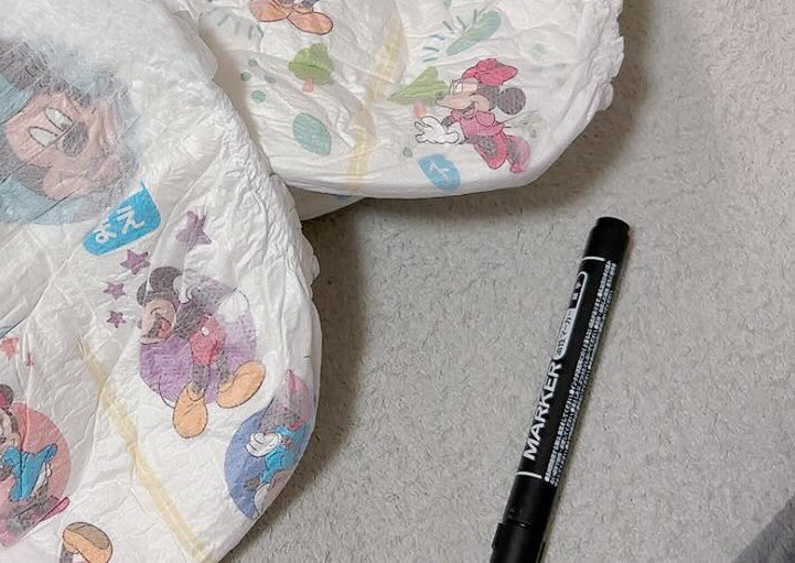 おむつにペンで名前を書いていたママさんですが……