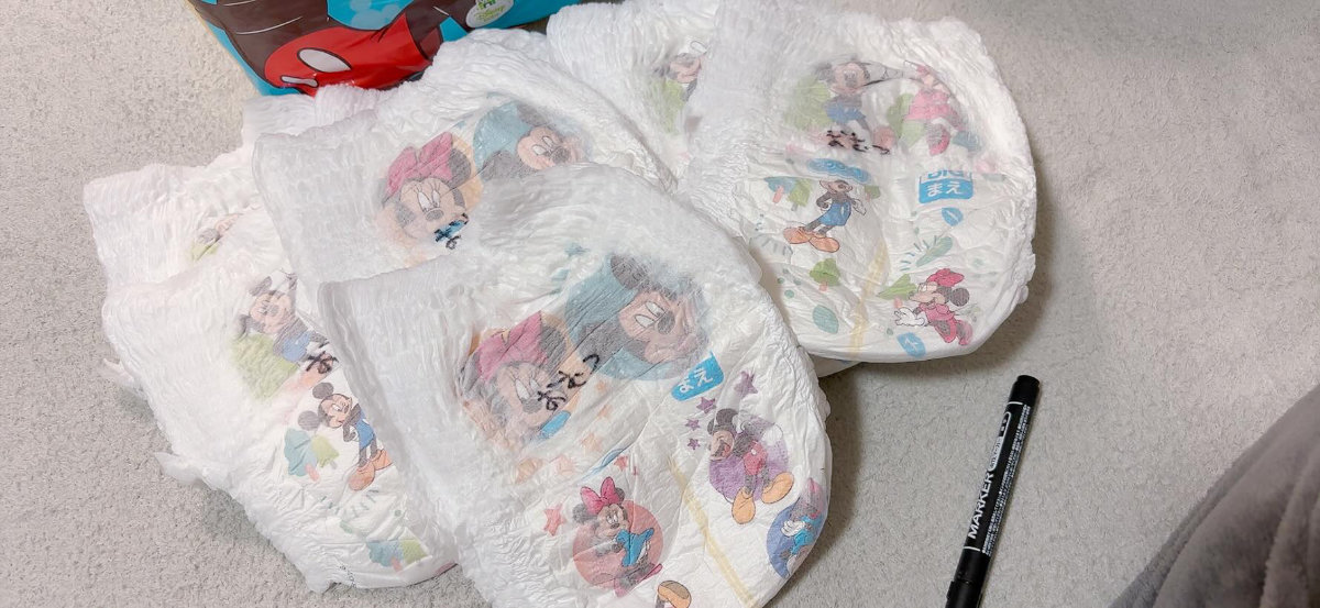 各おむつにママが頑張って書いた「おむつ」の文字