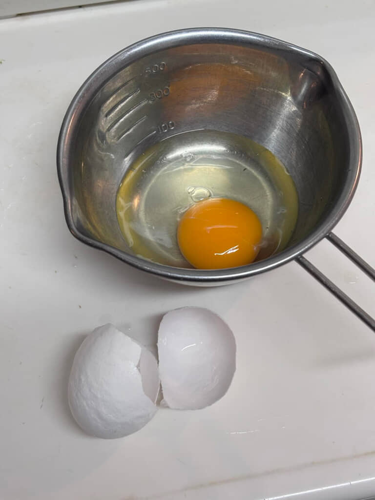 殻を割ると普通の卵