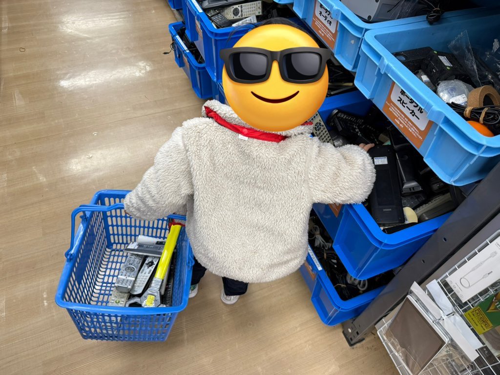 リモコンを隠されてもいいよう大量に買い込む3歳児（画像提供：パソコン病院／@junk_PC_clinicさん）