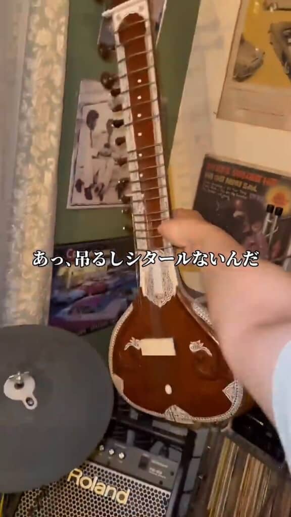 自宅でインドの楽器がカジュアルにつるされてることある？