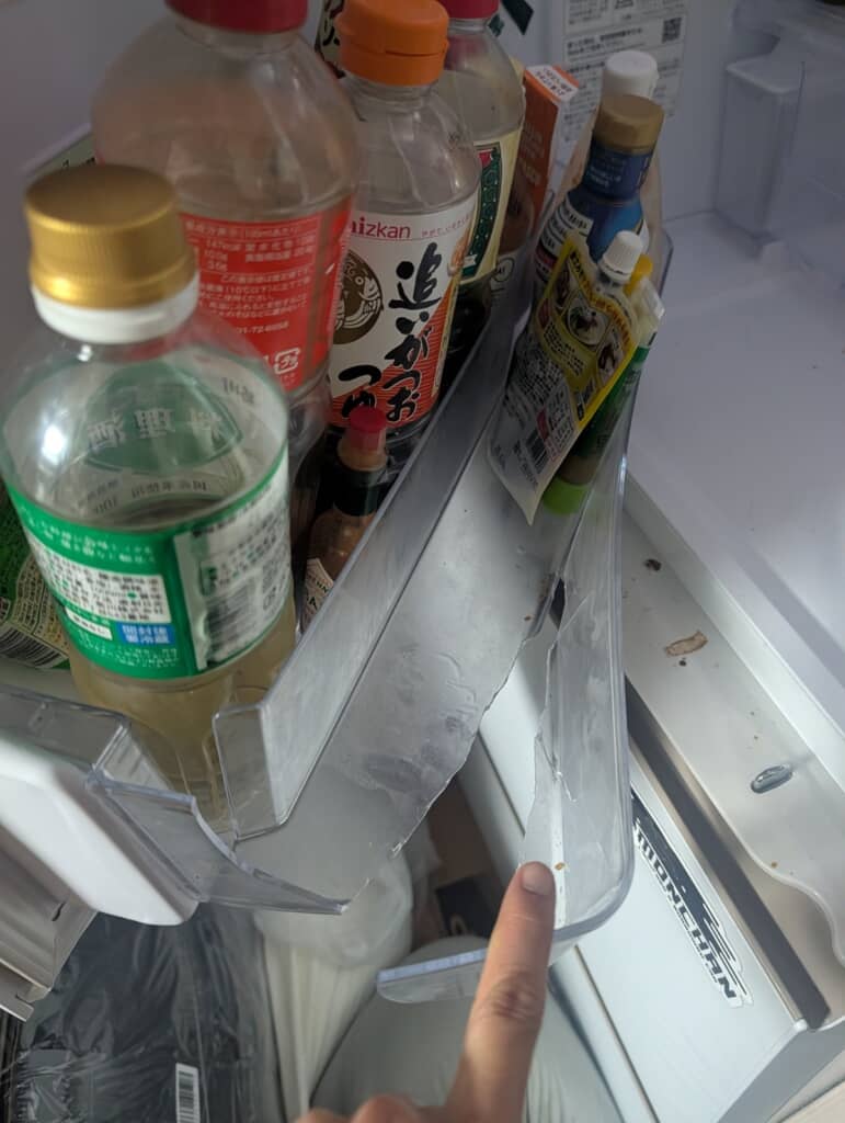 割れてしまった冷蔵庫のドアポケットの写真