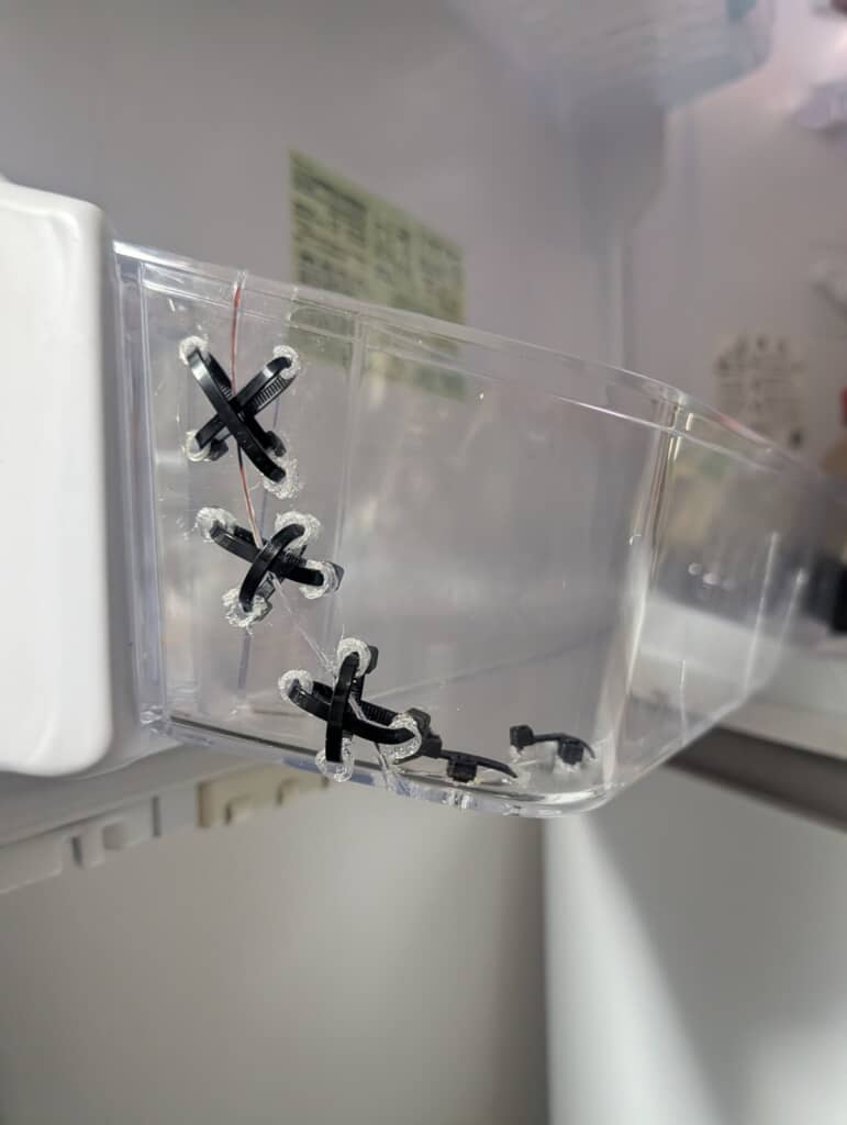 結束バンドを使って応急処置を施したドアポケット