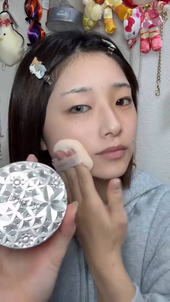 ベースメイクをする様子