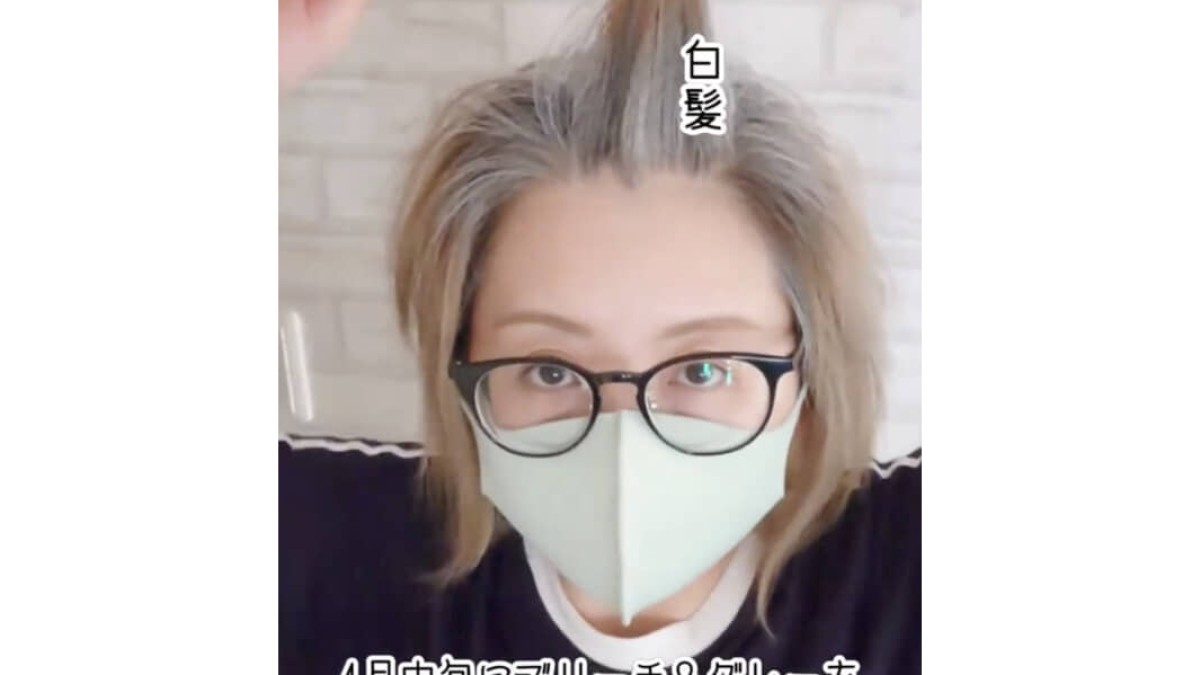 44歳で白髪染めをやめた女性→10カ月後……「かっこよ！」　“現在の姿”に「私も挑戦しようかな」「オシャレにしか見えん」（1/2） | 美容 ねとらぼ