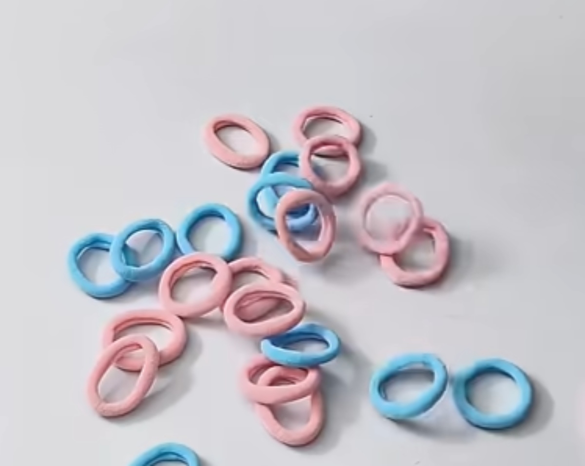 パステルカラーの小さな輪ゴム→指で編むだけで……「すっご！」「めっちゃうまくできた」　世界が夢中のDIYが2400万再生【海外】（1/3） | ハンドメイド ねとらぼ