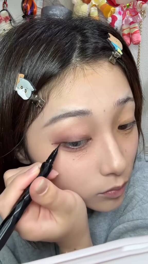 アイラインは長めにしっかり