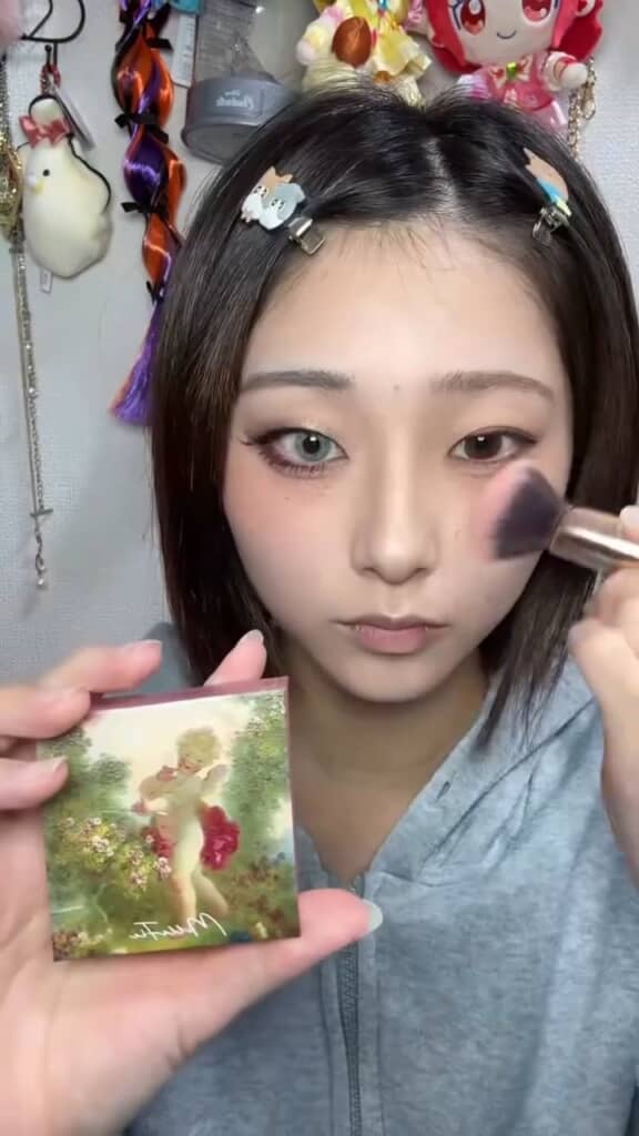 チークはピンクを使用