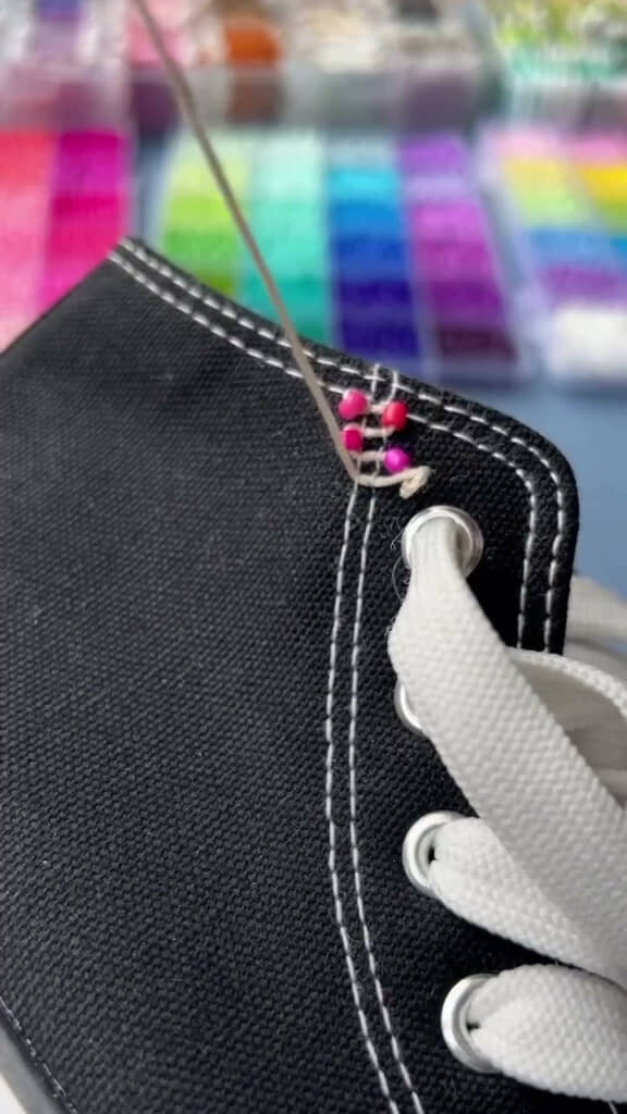 スニーカーにシードビーズを通していくと……