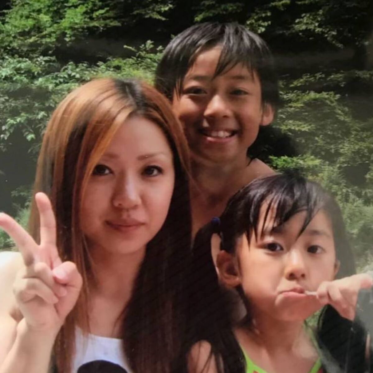 ママと仲良し兄妹→15年後、ママだけ……　衝撃の姿に「かっこよすぎて過呼吸なりそう」「平野紫耀かと思った」 | ライフスタイル ねとらぼ