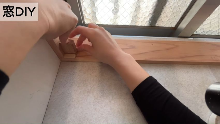 窓フレーム役の木材とレール役の角材を使って長さを算出